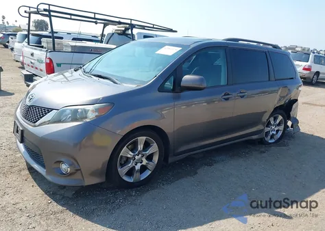 2012 Toyota Sienna Se 8 Passenger z USA, uszkodzony, nr VIN 5TDXK3DC5CS239687